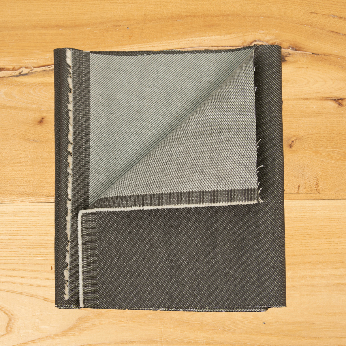 Denim grigio lavato 100% cotone deadstock, tessuto denim al metro morbido e resistente.
