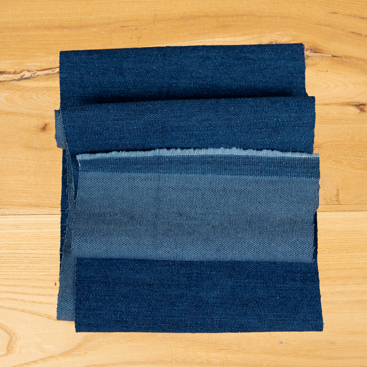 Denim stretch color blu indigo con trama jeans tradizionale, tessuto in cotone stretch per confezionare capi di abbigliamento