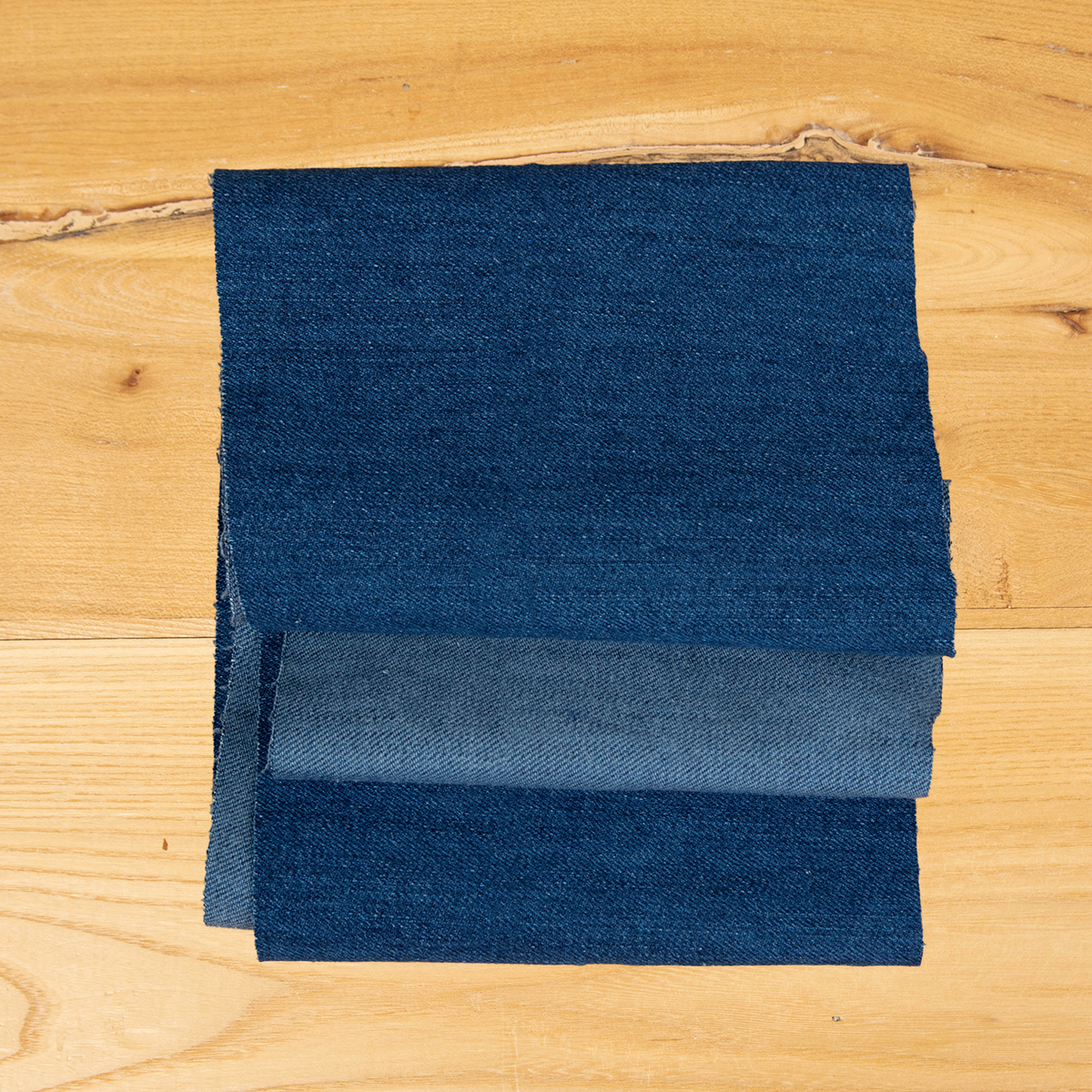 Dettaglio del tessuto jeans blu indigo elasticizzato, denim deadstock ideale per pantaloni, giacche e abbigliamento sartoriale