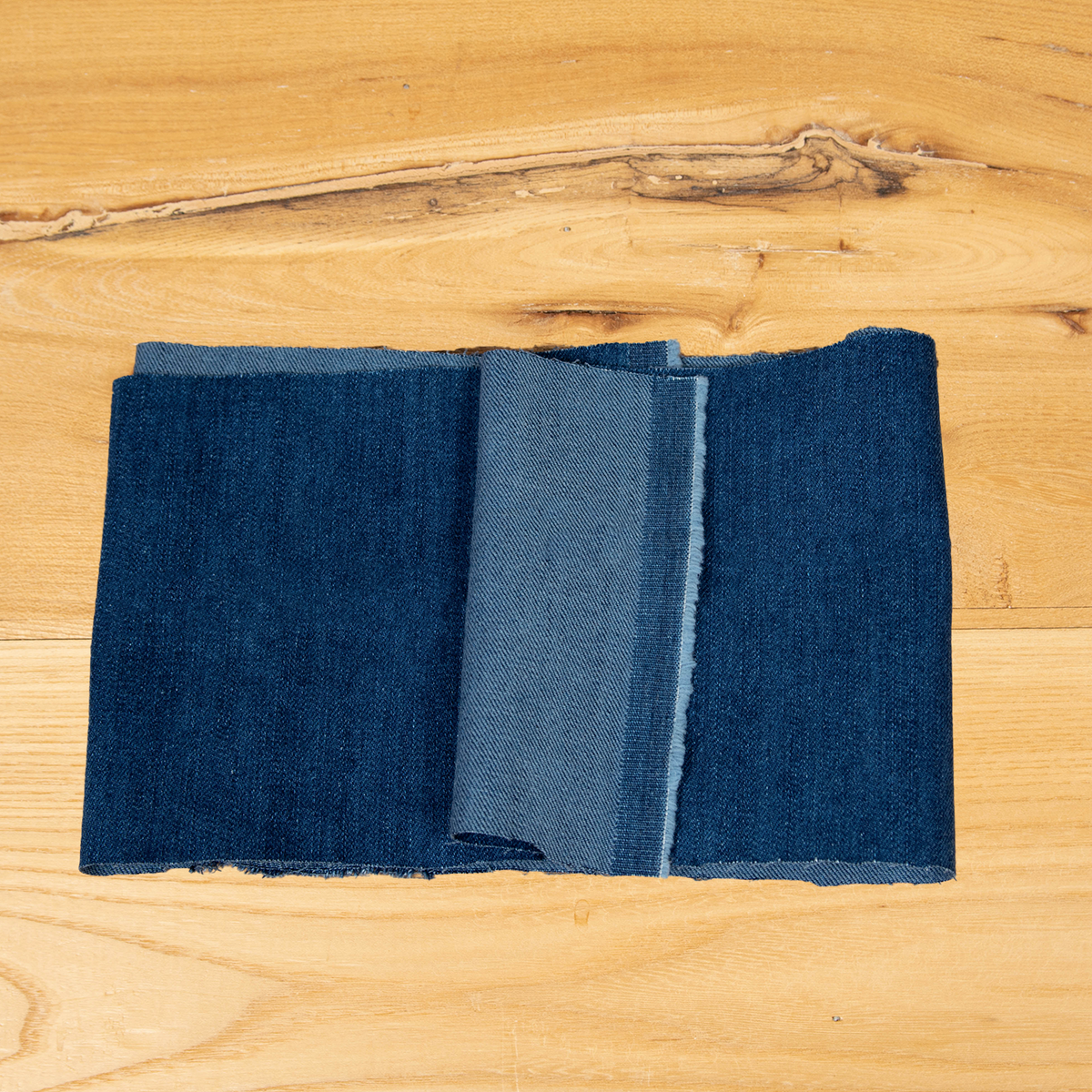 Tessuto denim elasticizzato blu indigo in 97% cotone e 3% elastan, jeans di alta qualità venduto al metro