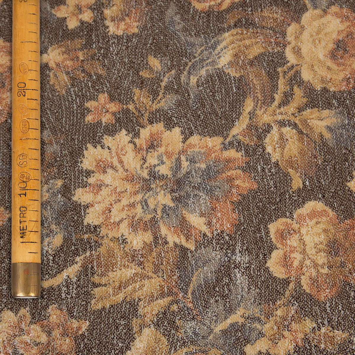 Tessuto floreale con paillettes nei toni del marrone e beige, ideale per abiti da sera e cerimonia.