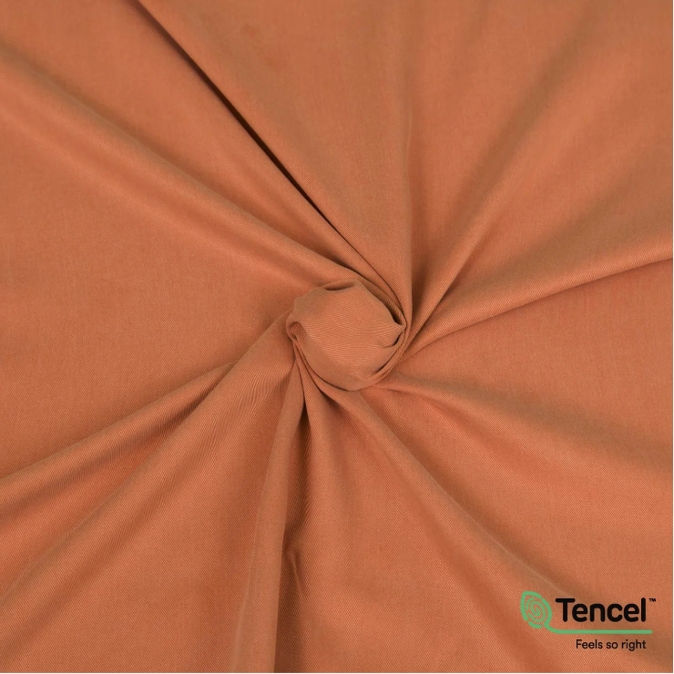 Tessuto twill in Tencel™ morbido e sostenibile, con drappeggio fluido, fibra ecologica dall’eucalipto, ideale per gonne, camicie, vestiti, pantaloni, completi. Color salmone