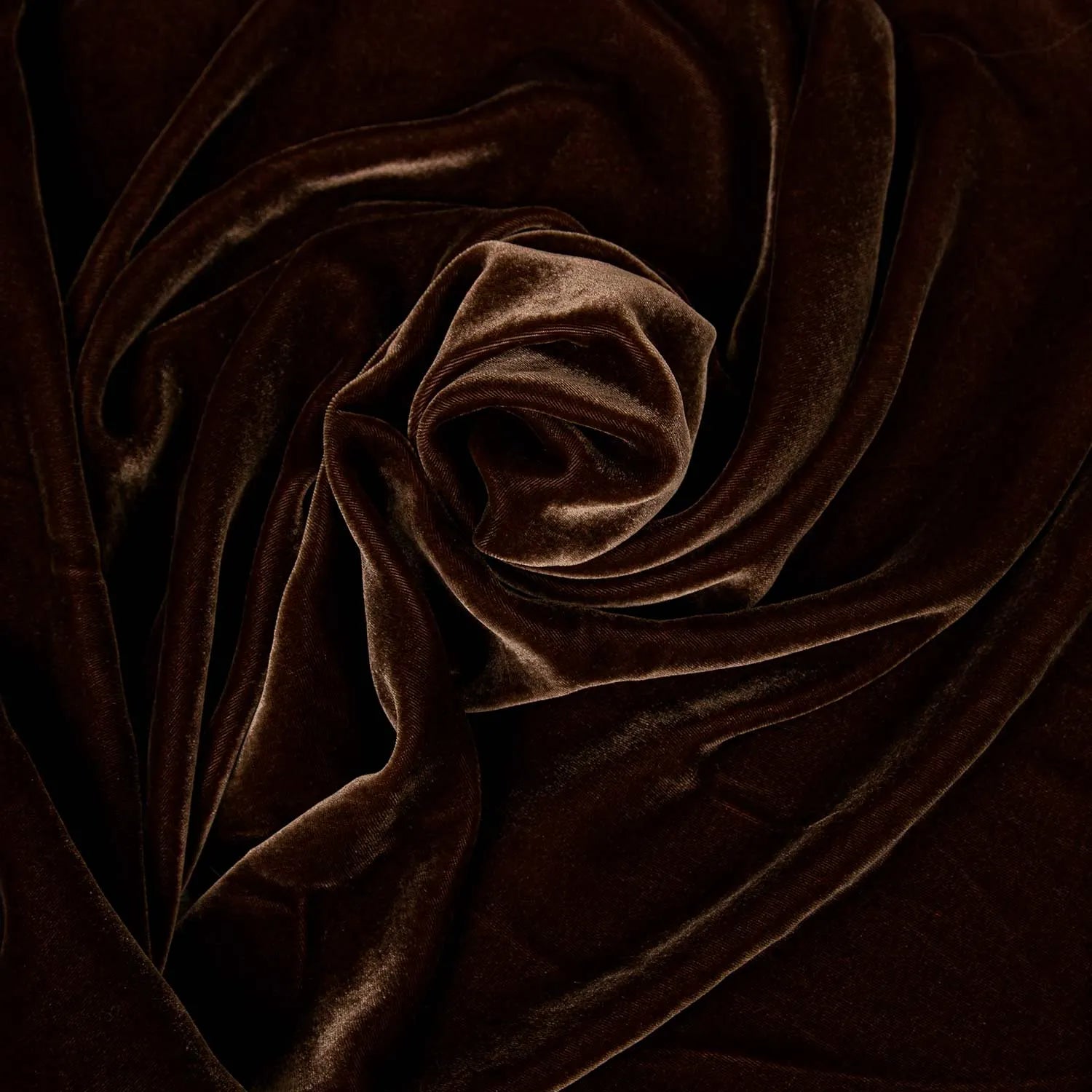 Velluto liscio panné misto seta e viscosa, un tessuto morbido, cadente e luminoso per realizzare capi d'abbigliamento eleganti. Una stoffa cangiante sui toni del marrone