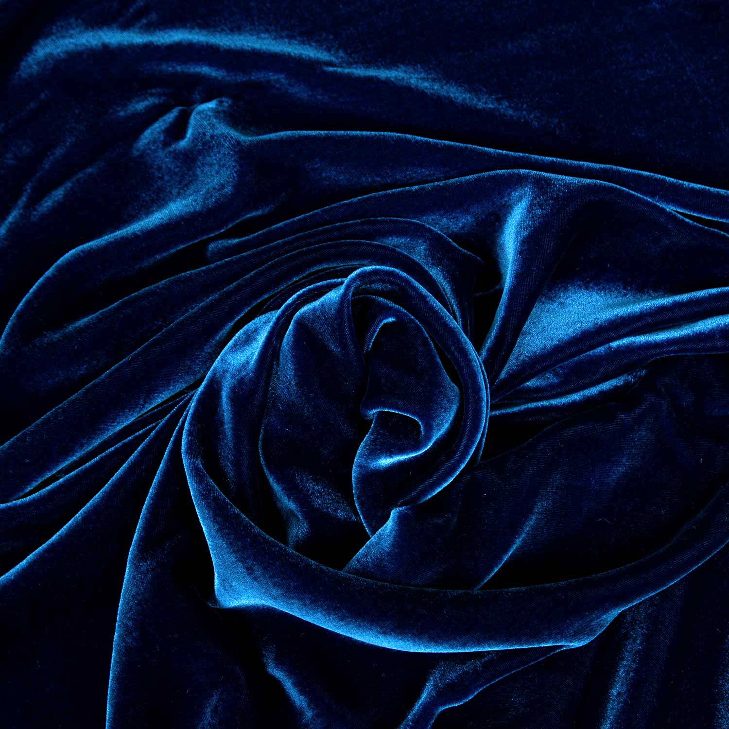 Velluto liscio panné misto seta e viscosa, un tessuto morbido, cadente e luminoso per realizzare capi d'abbigliamento eleganti. Una stoffa cangiante sui toni del blu intenso