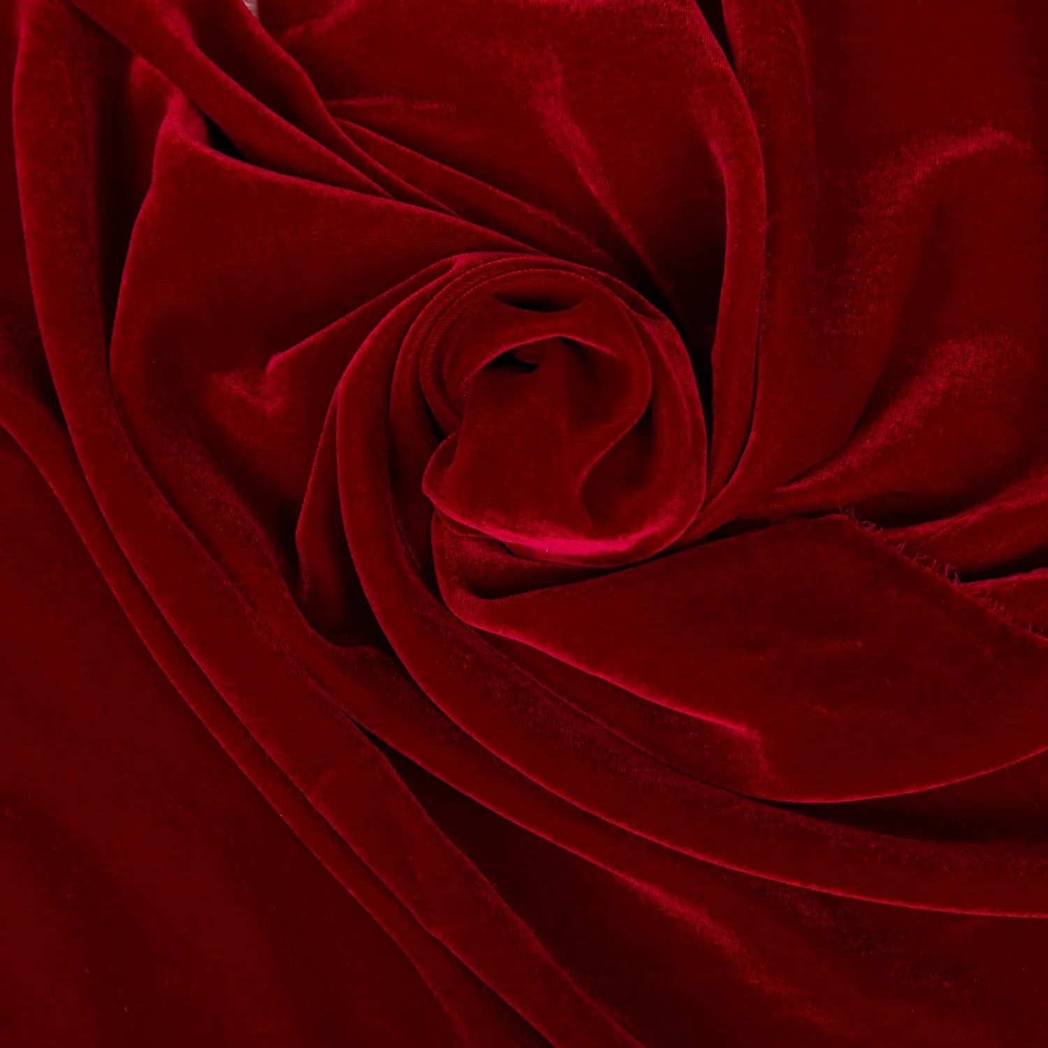 Velluto liscio panné misto seta e viscosa, un tessuto morbido, cadente e luminoso per realizzare capi d'abbigliamento eleganti. Una stoffa cangiante sui toni del rosso