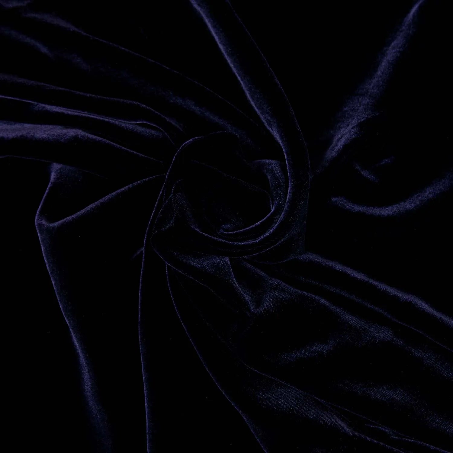 Velluto liscio panné misto seta e viscosa, un tessuto morbido, cadente e luminoso per realizzare capi d'abbigliamento eleganti. Una stoffa cangiante sui toni del viola